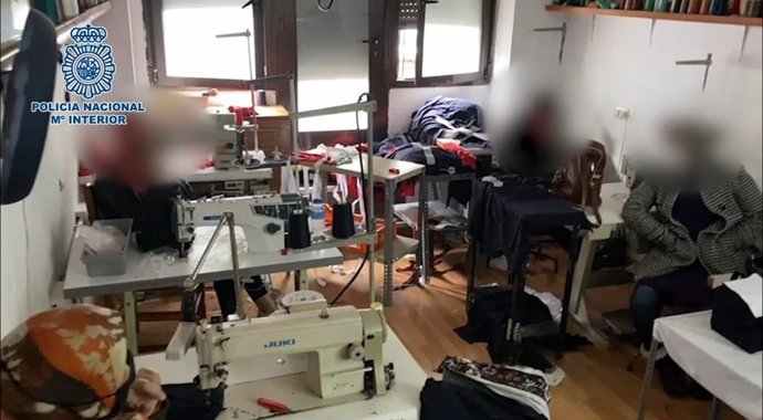 La Policía Nacional libera a 6 mujeres explotadas laboralmente y encerradas en un taller de costura en Carabanchel
