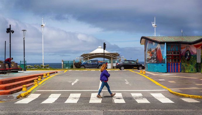 Una mujer pasea en Puerto Montt, en Chile, durante la pandemia de coronavirus. 
