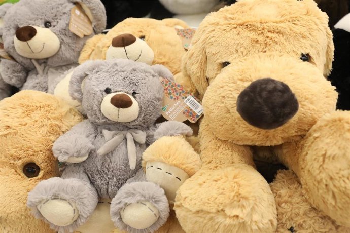 Peluches en una sección de juguetería infantil