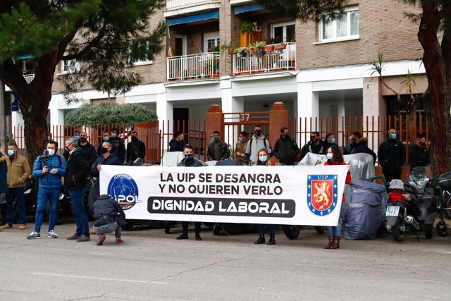 Concentración del sindicato JUPOL frente a las instalaciones de la Unidad de Intervención Policial en Moratalaz (Madrid)