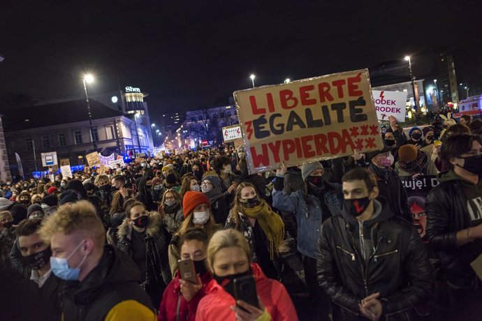 18 November 2020, Poland, Warsaw: A protester holds a placard during the twenty-ninth day of protests lead by the Women's against a court ruling that tightens the abortion law in Poland. Photo: Attila Husejnow/SOPA Images via ZUMA Wire/dpa
