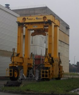 ENSA tiene preparada la grúa para voltear los contenedores de combustible nuclear gastado en la central nuclear de Santa María de Garoña (Burgos) al Almacén Temporal Centralizado en el futuro desmantelamiento.