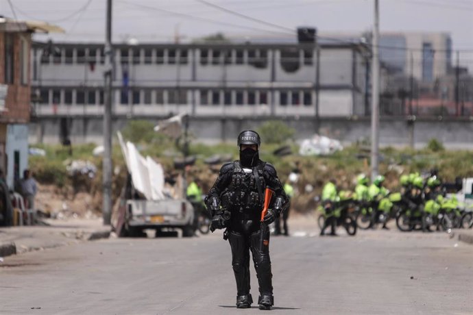 Un policía delante de la cárcel La Modelo, en Bogotá, tras un motín