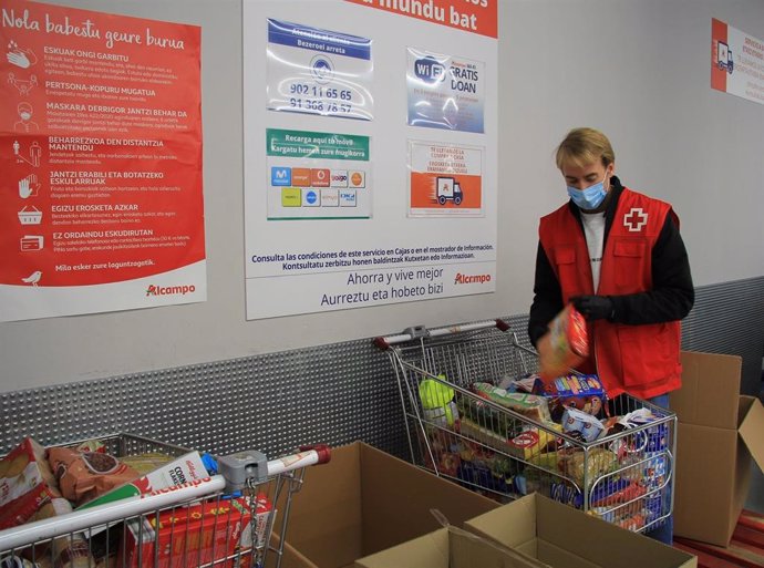 Voluntario de Cruz Roja en la campaña de recogida de alimentos 'Desayunos y meriendas #ConCorazon'