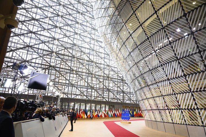 El presidente del Gobierno, Pedro Sánchez, atiende a los medios de comunicación antes de la reunión del Consejo Europeo en la que se debate sobre el presupuesto a largo plazo de la UE para 2021-2027, el denominado Marco Financiero Plurianual (MFP), en B