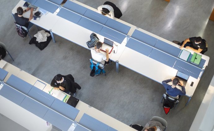 Biblioteca de la UPNA en el campus de Arrosadia, en Pamplona, con limitaciones de aforo por las medidas anti-Covid-19.