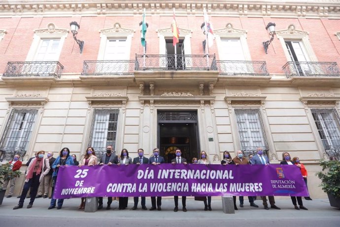 Minuto de silencio en memoria de las víctimas de violencia de género en la Diputación de Almería