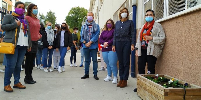 La delegada territorial de Educación y Deporte de la Junta de Andalucía en Córdoba, Inmaculada Troncoso (segunda por la dcha.), visita el IES Vicente Núñez.D