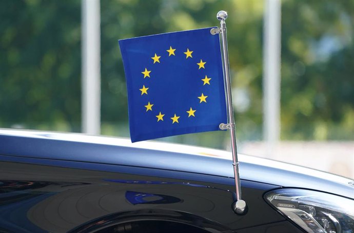 Bandera de la Unión Europea en un coche