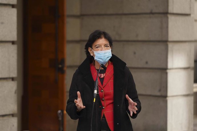 La ministra de Educación y Formación Profesional, Isabel Celaá, se dirige a los medios en el patio del Congreso de los Diputados. El Pleno debate hoy el proyecto de Ley Orgánica por el que se modifica la Ley de Educación, la LOMLOE, también conocida col