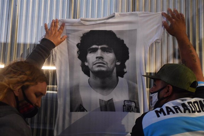 Aficionados argentinos tras el fallecimiento de Diego Armando Maradona