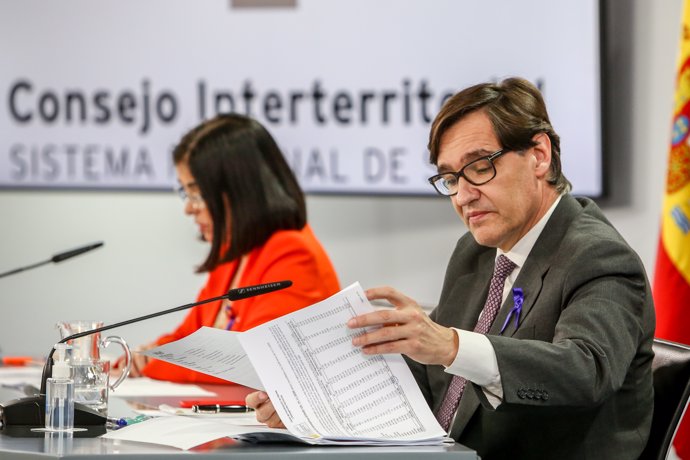 (I-D) La ministra de Política Territorial, Carolina Darias, y el ministro de Sanidad, Salvador Illa, ofrecen una rueda de prensa tras el Consejo Interterritorial del Sistema Nacional de Salud, en Madrid (España), a 25 de noviembre de 2020