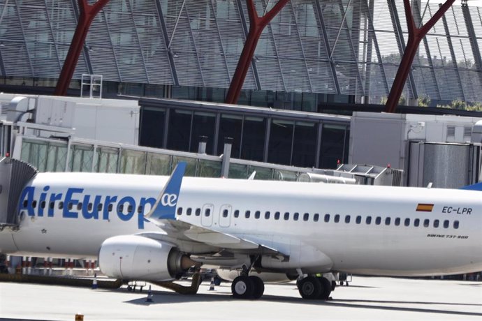 Aviones de Air Europa en la pista de aterrizaje de la Terminal T4 del aeropuerto Adolfo Suárez Madrid-Barajas, en Madrid (España), a 11 de septiembre de 2020