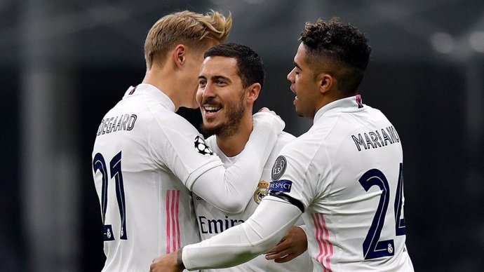 Odegaard y Mariano felicitan a Hazard tras el 0-1 en el Inter-Real Madrid de la Liga de Campeones 2020-2021