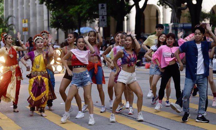 Hong Kong centra el nuevo brote de contagios por COVID-19 en varias academias de baile de la ciudad.