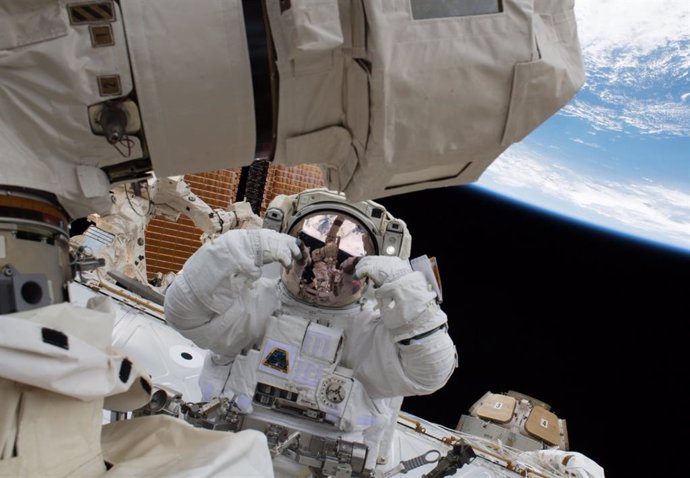 Astronauta durante una caminata espacial