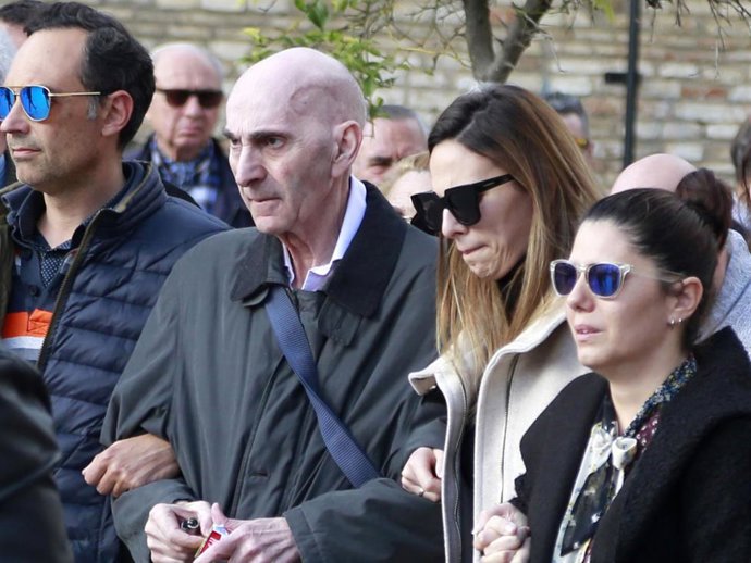 Irene Rosales, con su padre, en el entierro de su madre, Mayte Vázquez, el pasado mes de febrero