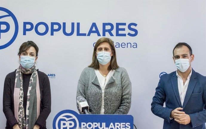 Cristina Piernagorda, entre los dirigentes del PP de Córdoba María Luisa Ceballos y Félix Romero, en la sede del PP de Baena, en una imagen de archivo.