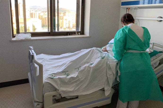 Imagen de archivo de una enfermera del Hospital Regional de Málaga atendiendo a un paciente. 
