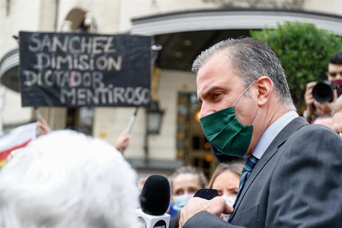 El portavoz de Vox en el Ayuntamiento de Madrid, Javier Ortega Smith, acompaña a un grupo de personas que se concentra a las puertas del Congreso de los Diputados, en Madrid, (España), a 29 de octubre de 2020.