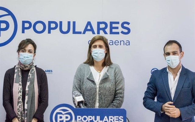 Cristina Piernagorda, entre María Luisa Ceballos y Félix Romero, en la sede del PP de Baena.