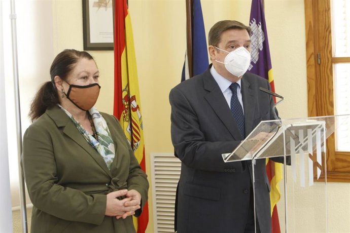 El ministro de Agricultura, Pesca y Alimentación, Luis Planas, y la consellera del ramo en Baleares, Mae de la Concha, en una rueda de prensa tras mantener un encuentro de trabajo en Palma.