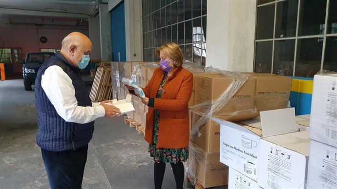 Reparto de mascarillas.