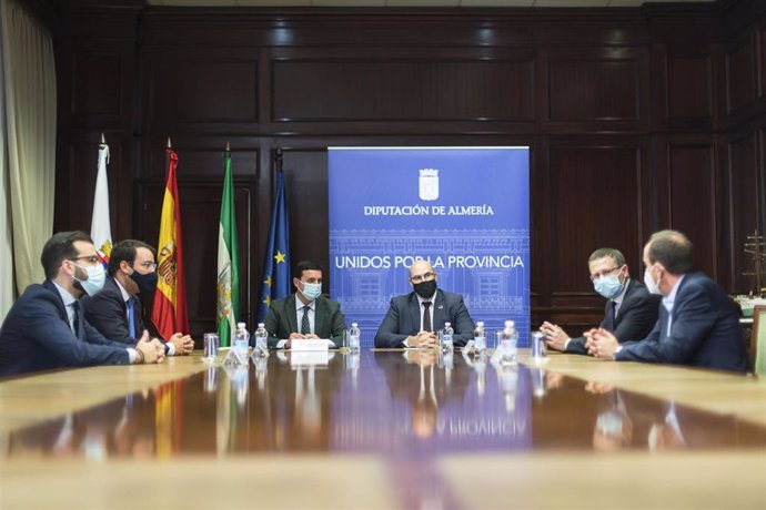 El Presidente de la Diputación de Almería firma conveno de colaboración entre la institución provincial y Correos. Director de la Zona de Correos de Andalucía, Ceuta y Melilla, José Luis Alonso Nistal.