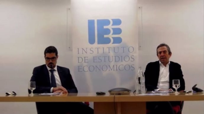 El presidente del IEE, Íñigo Fernández de Mesa, y el director de Estrategia del servicio de FI Group, Víctor  Cruz.