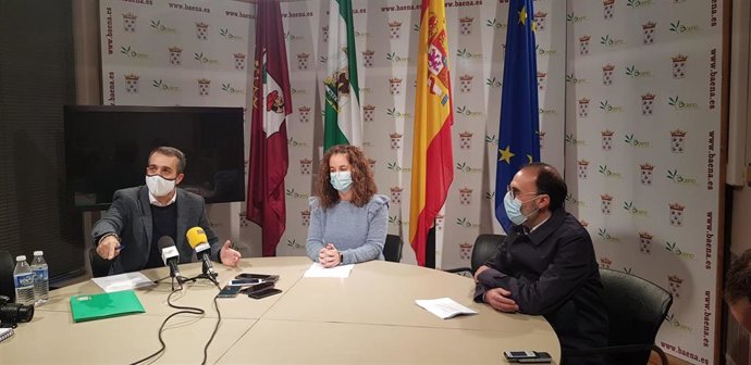 García (izda.) interviene junto a Vidal (centro) y Rojano (dcha.)