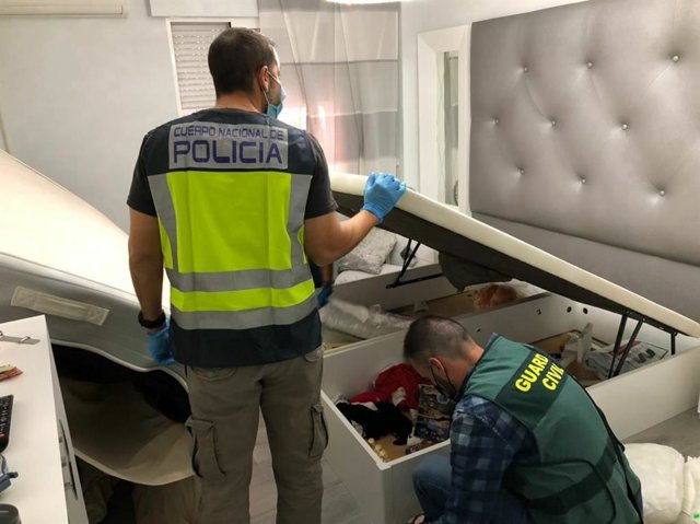 Los agentes en uno de los registros