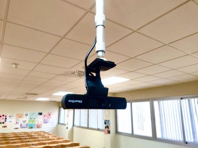 Una de las cámaras de tecnología 4K que la UHU instaló en las aulas para el seguimiento online de las clases.