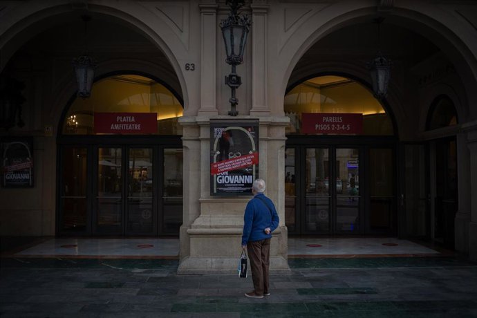 Un hombre frente al Gran Teatre del Liceu en Barcelona, Catalunya (España), a 16 de noviembre de 2020.