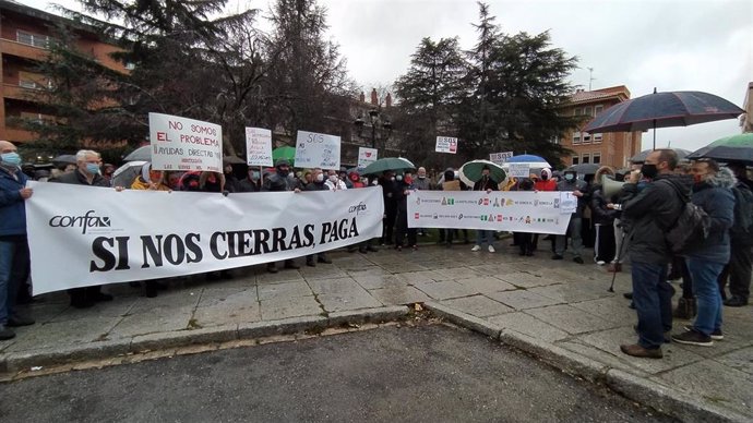 Concentración de hosteleros ante la Delegación Territorial de la Junta en Ávila.