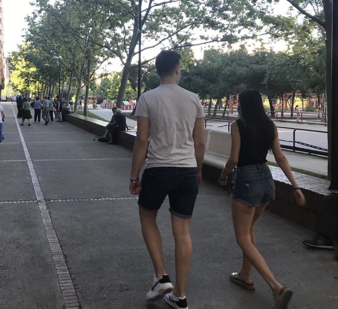 Jovenes, peatones, paseo, zona verde urbana