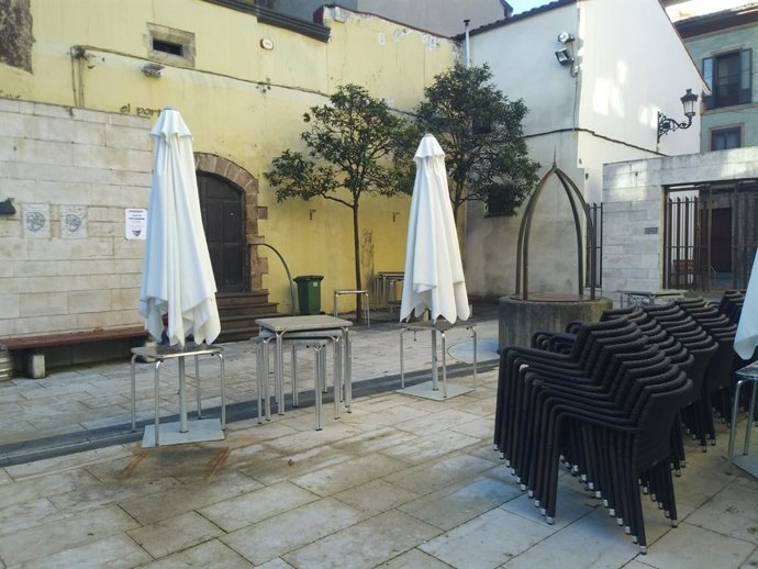 Bares, terrazas, cierre de actividad no esencial en Avilés, Asturias.