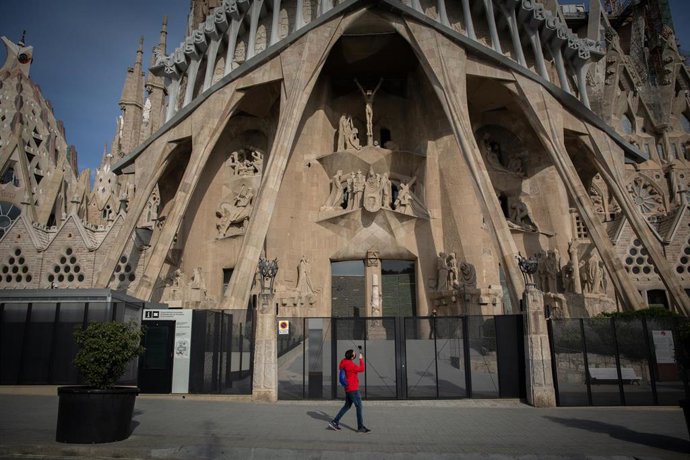 Un hombre hace fotos a la Sagrada Familia, en Barcelona, Catalunya (España), a 16 de noviembre de 2020. El turismo internacional se desplomó este verano debido como consecuencia del coronavirus. Además, el pasado 15 de octubre el Govern de la Generalita