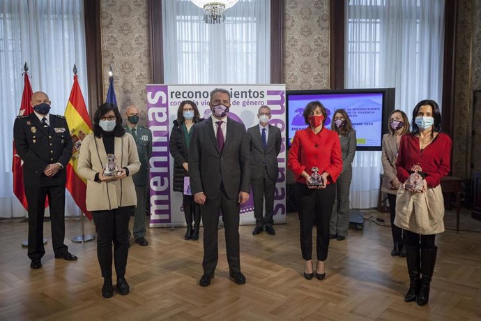 El delegado del Gobierno en Madrid, junto a los premiados y los mandos policiales madrileños en la entrega de los reconomicientos 'Meninas 2020'