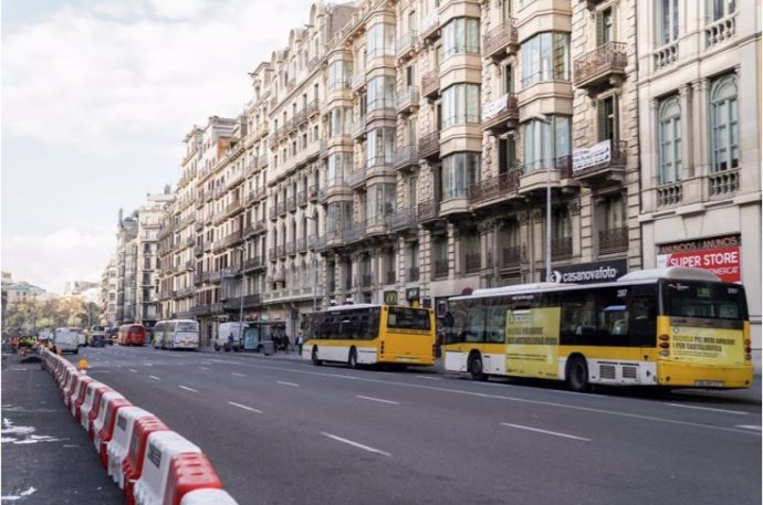 Autobuses parados en la ronda Universitat de Barcelona