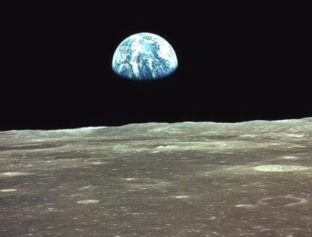 La Tierra, vista desde la órbita lunar por el Apolo11
