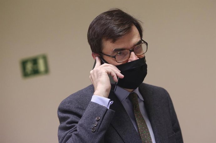 El secretario de Estado para la Unión Europea, Juan González-Barba Pera, habla por teléfono antes de la Comisión Mixta para la Unión Europea en el Congreso de los Diputados, en Madrid (España), a 26 de noviembre de 2020. En dicha comisión González-Barba