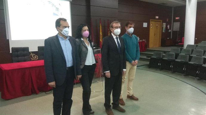 El candidato a rector, Miguel Ángel Collado, en Ciudad Real.