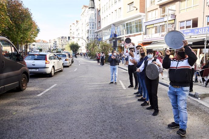 Cacerolada durante una protesta del sector de hostelería en Santander ante las restricciones por el Covid. Archivo