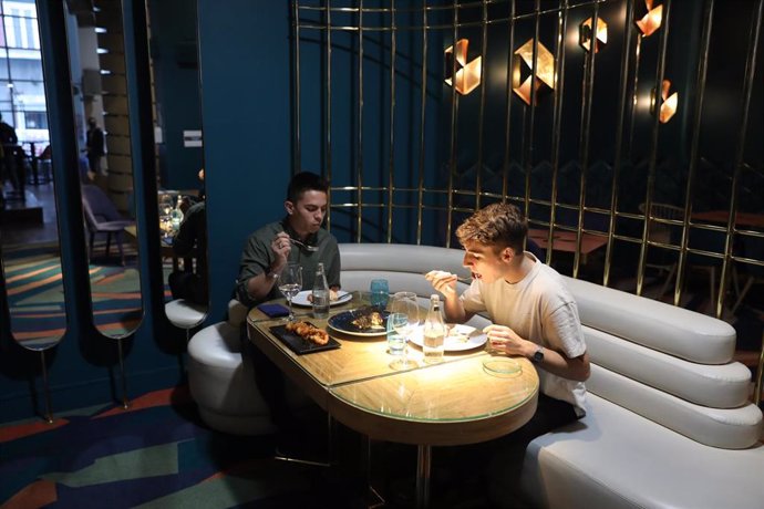 Dos personas comen en una de las mesas del Restaurante Marta, Cariño!, en Madrid (España), a 16 de octubre de 2020. Este restaurante era el antiguo Tanqueray Room/Larios Café, uno de los bares de copas, discotecas, salas de baile y de la Comunidad de Ma