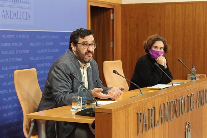El portavoz adjunto de Adelante Andalucía, Guzmán Ahumada, en rueda de prensa en el Parlamento junto a la diputada Ana Naranjo.