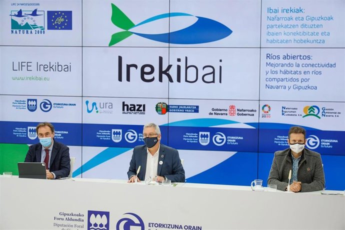 El director general de la Agencia Vasca del Agua, Antonio Aiz; el diputado de Medio Ambiente y Obras Públicas de la Diputación Foral de Gipuzkoa, José Ignacio Asensio; y el director general de Medio Ambiente del Gobierno del Navarra, Pablo Muñoz