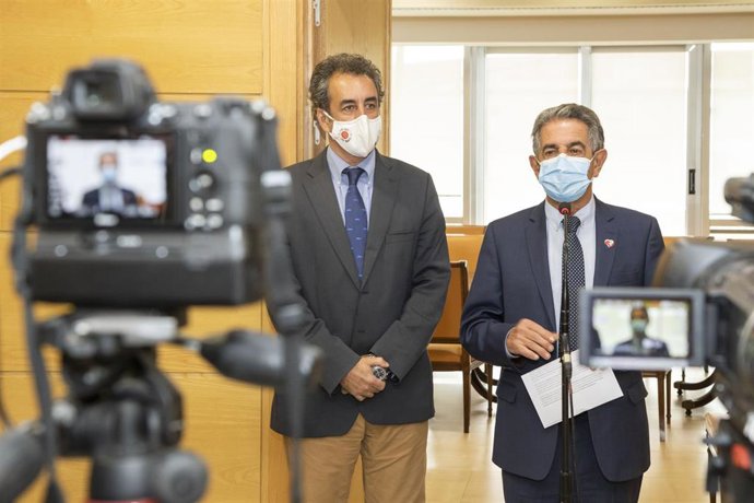 El presidente de Cantabria, Miguel Ángel Revilla (derecha), y el consejero de Industria, Francisco Martín (izda)