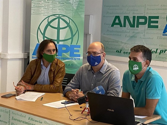 El presidente de ANPE Canarias, Pedro Crespo; el responsable del servicio del Defensor del Profesor en Canarias y en la provincia de Santa Cruz de Tenerife, Domingo Rodríguez, y el coordinador del servicio del Defensor del Profesor en Las Palmas, Bernar