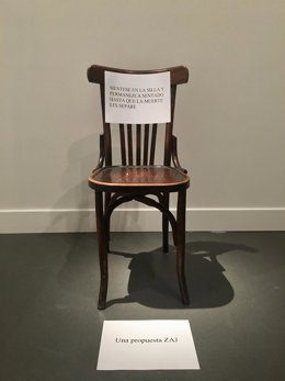 La Obra Silla Zaj De Esther Ferrer En Una Exposición En El Caixaforum De Barcelona