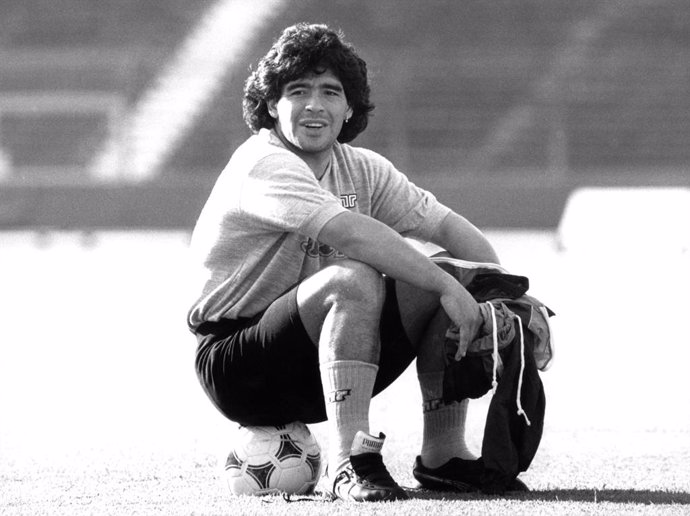 FILED - 16 May 1989, Stuttgart: Argentinian midfielder Diego Armando Maradona of S.S.C. Napoli sits on a ball during training. Argentina football great Diego Maradona has died at the age of 60, the Argentinian Football Association said on Wednesday. Pho